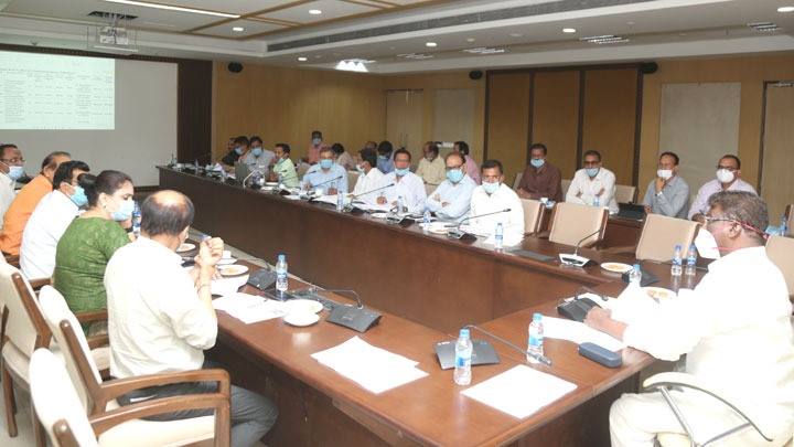 समय-सीमा के पहले पूरा करें निर्माण, हीला-हवाली और एस्क्यूज नहीं चलेगा